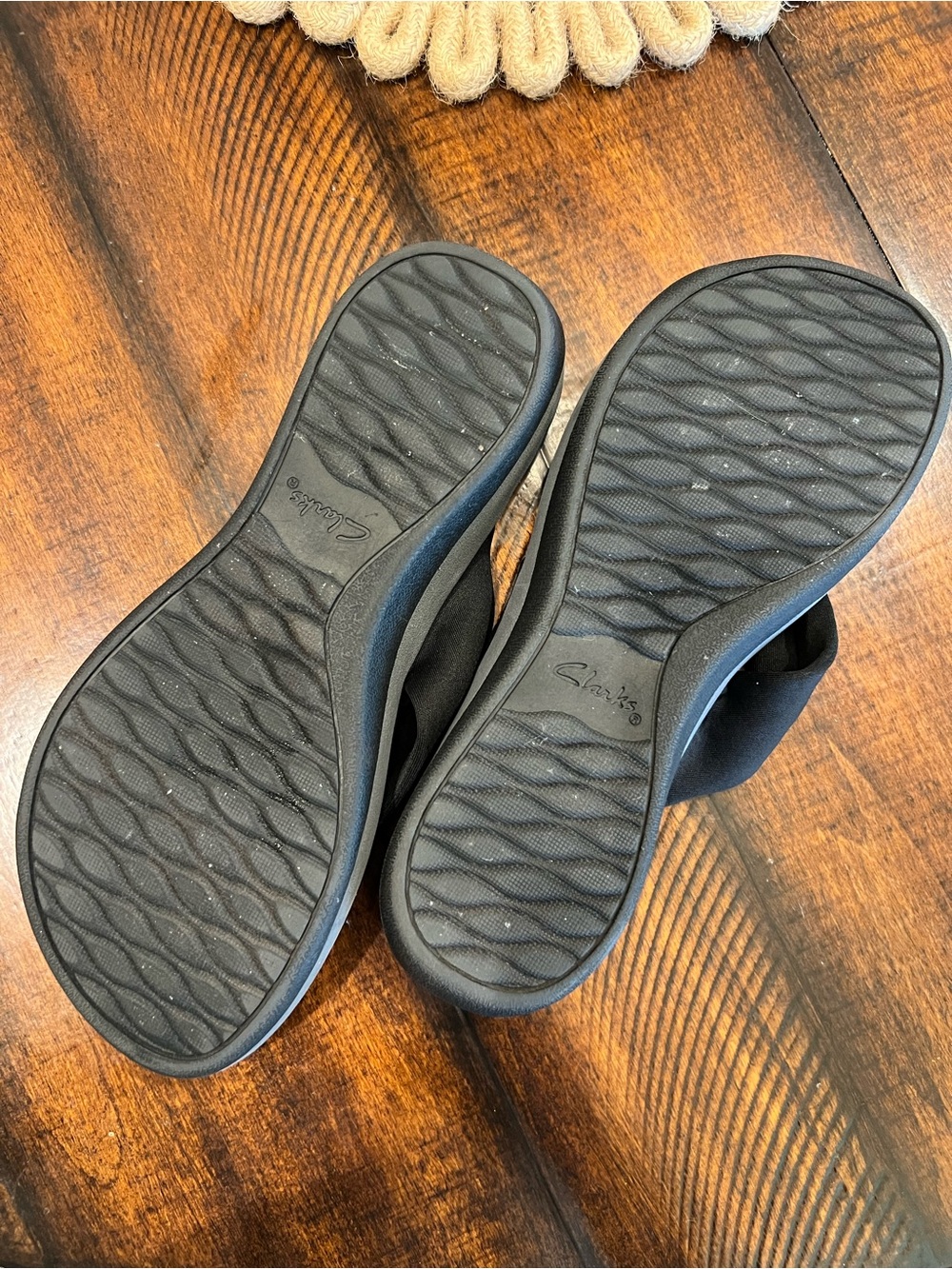 Clarks Women’s Cloudstepper Black Fabric Cushioned Thong Sandals Size 9 - Picture 5 of 7